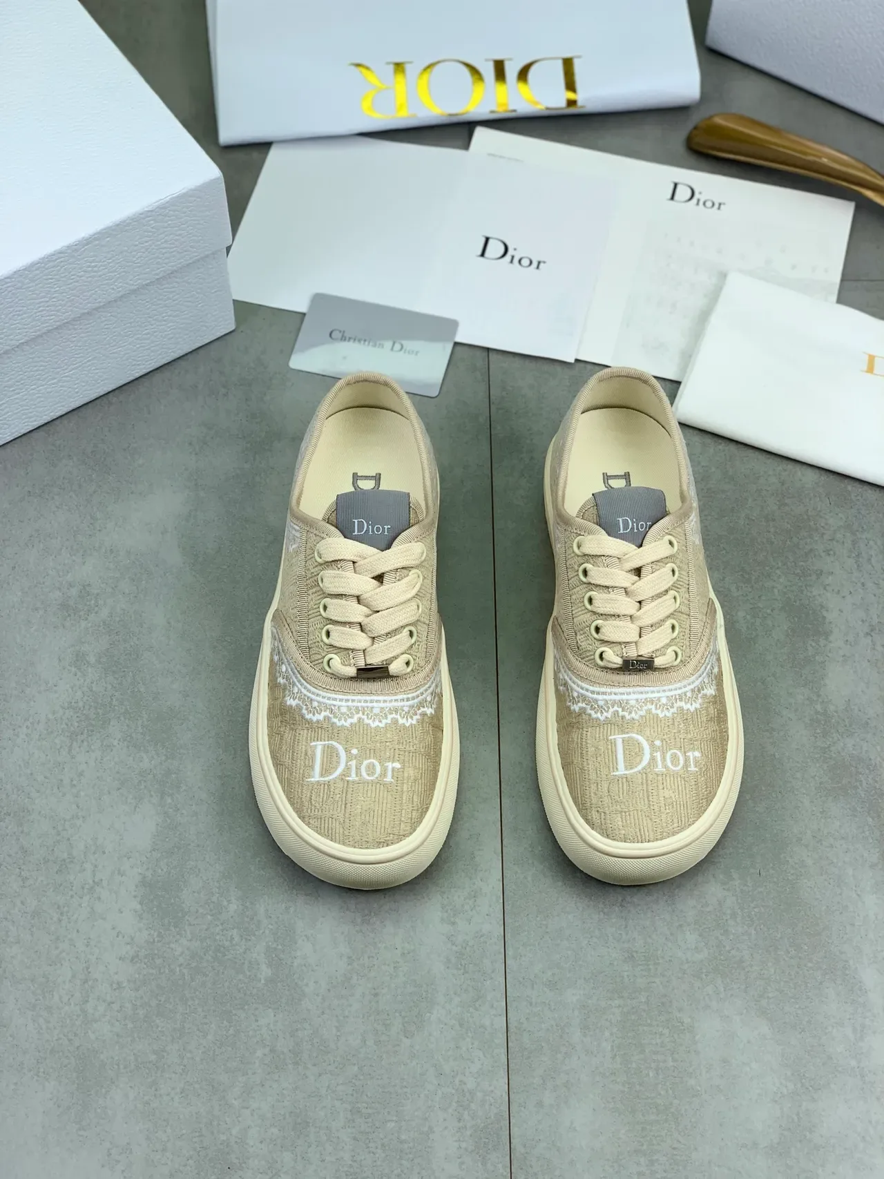 Dior Chaussures Lifestyle Beige et Blanc, Partie Supérieure Texturisée Tissée, Ourlet de Dentelle Brodé 4