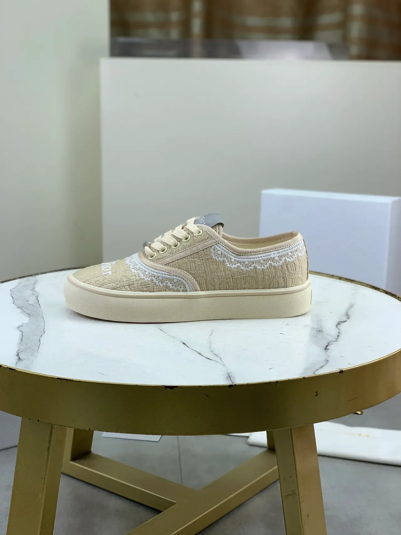 Dior Chaussures Lifestyle Beige et Blanc, Partie Supérieure Texturisée Tissée, Ourlet de Dentelle Brodé 5