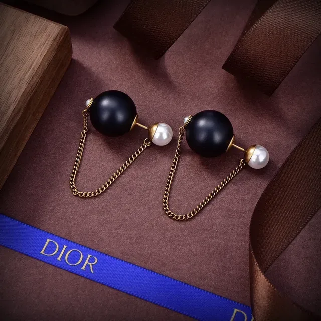 Dior Black Onyx and Pearl Gold Chain Dangle Earrings 5