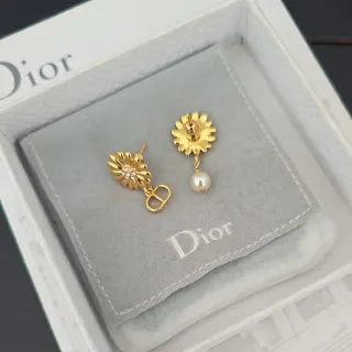 Dior Daisy Boucles d'oreilles asymétriques florales à perles