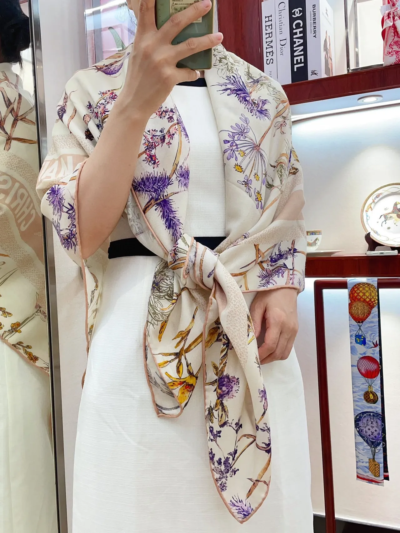 Dior imprimé floral et insecte écharpe de soie crème 2