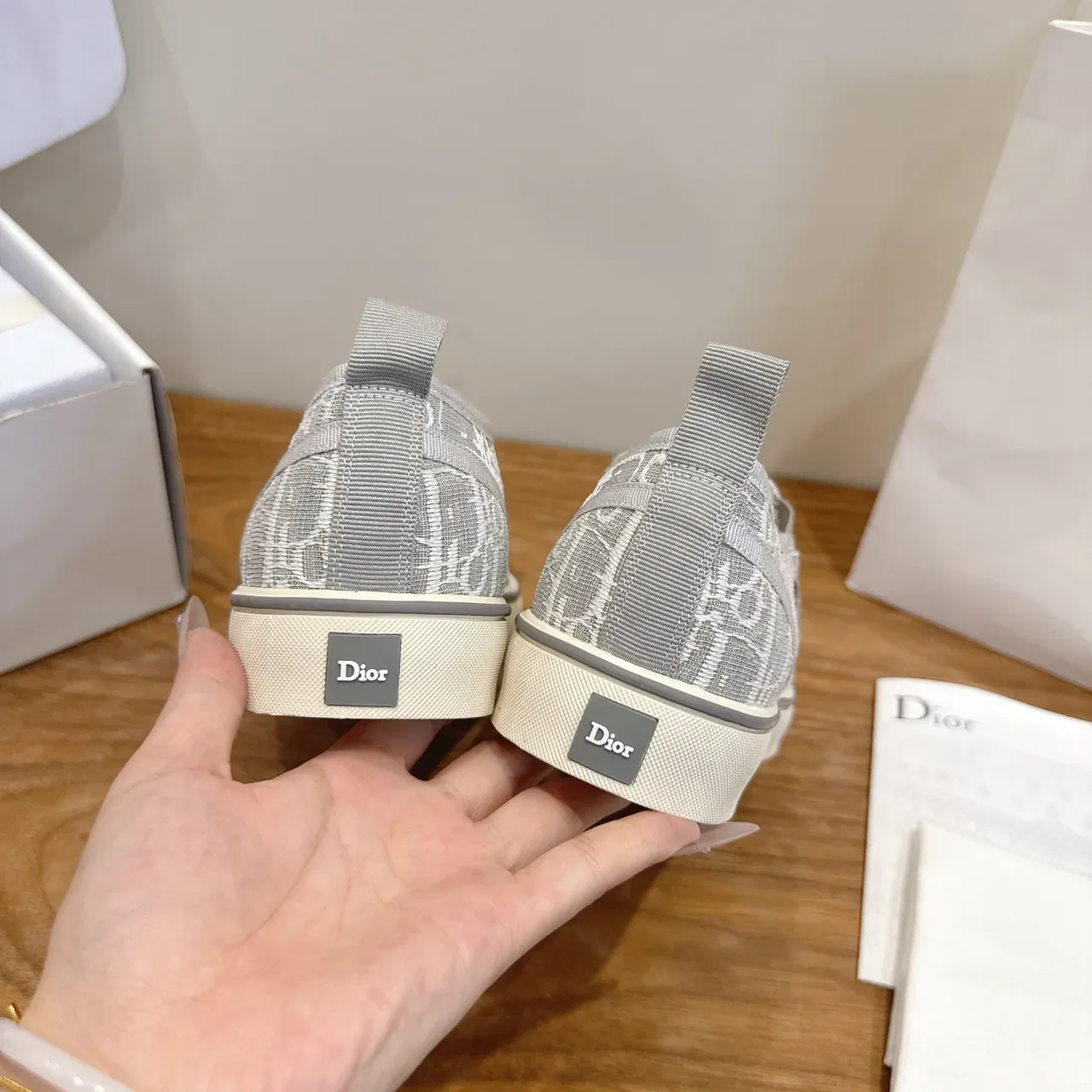 Sneakers lifestyle Dior gris et blanc slip-on monogram jacquard 3