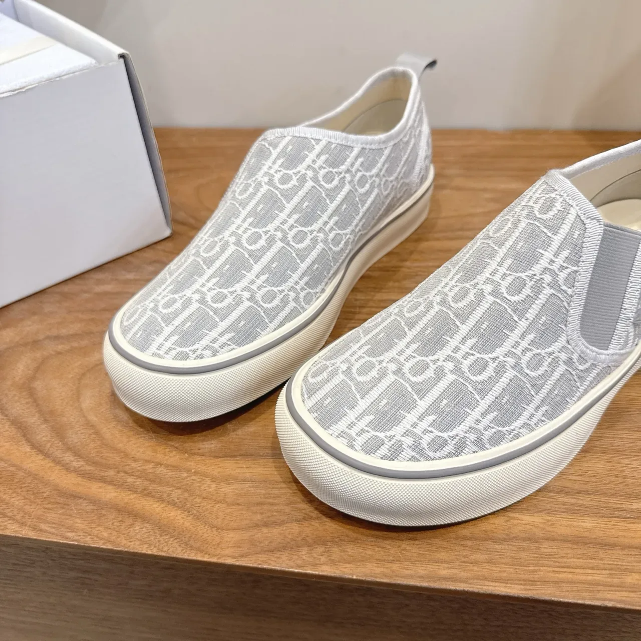 Sneakers lifestyle Dior gris et blanc slip-on monogram jacquard 4