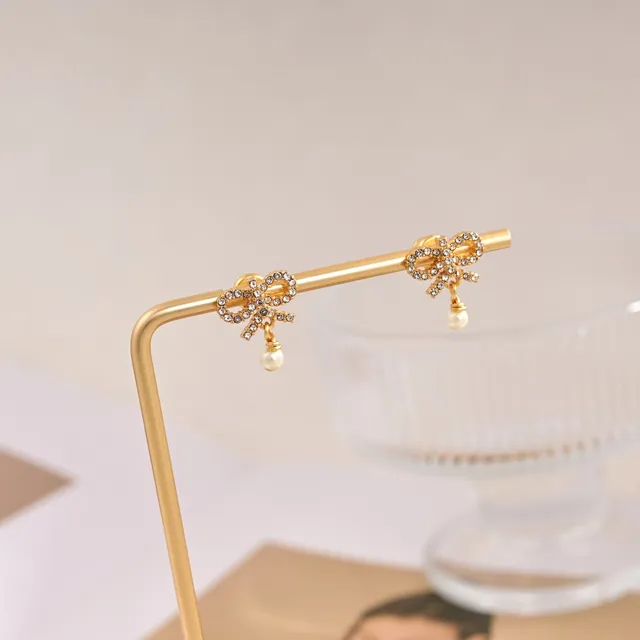 Dior Le Nœud de Dior brincos de cristal e pérola de tom dourado em forma de laço 3