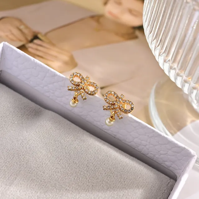 Dior Le Nœud de Dior brincos de cristal e pérola de tom dourado em forma de laço 4