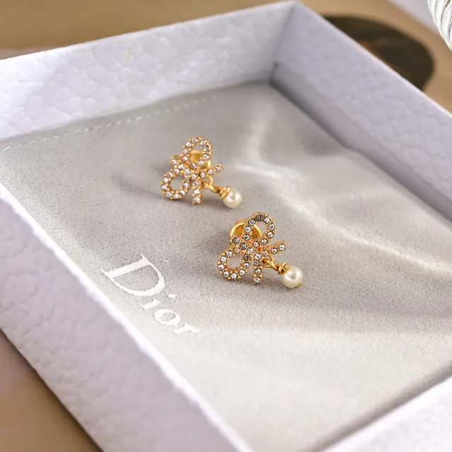 Dior Le Nœud de Dior brincos de cristal e pérola de tom dourado em forma de laço 5