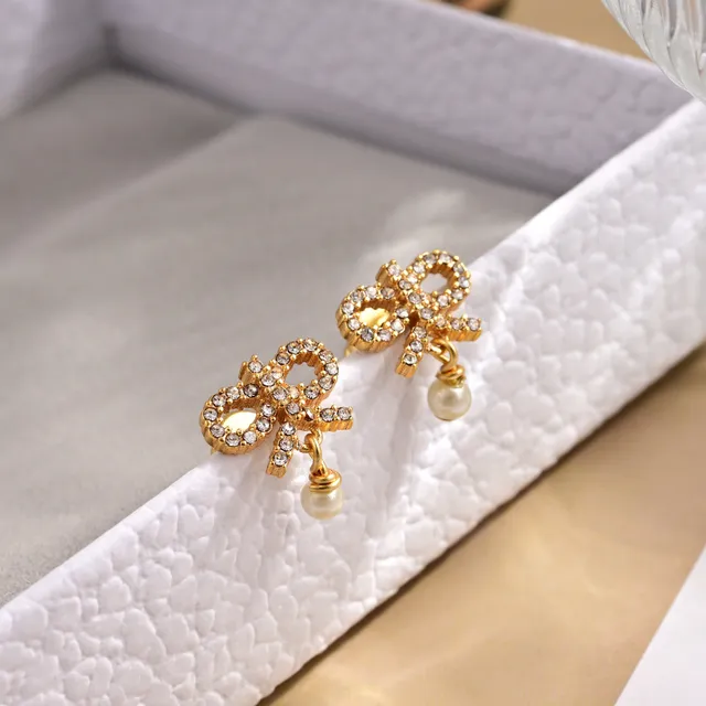 Dior Le Nœud de Dior brincos de cristal e pérola de tom dourado em forma de laço 7