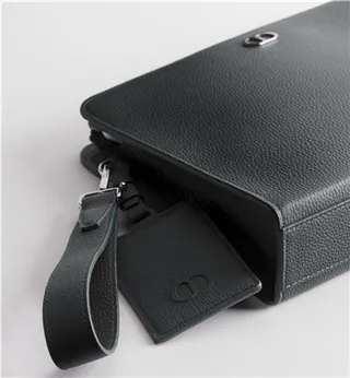 Dior Oblique Sac de poignet en cuir noir monogrammé structuré rectangulaire silhouette 13