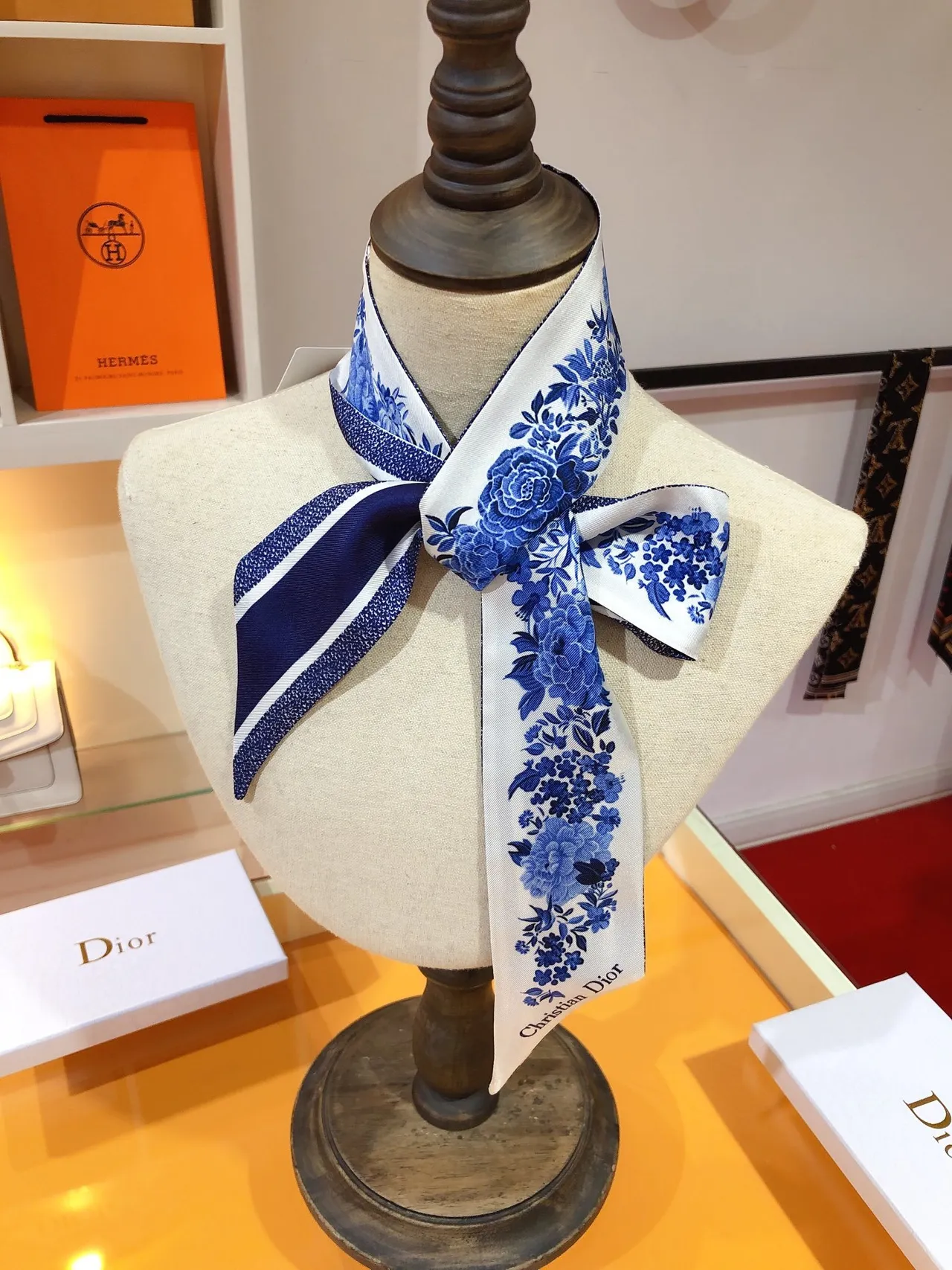 Dior Oblique Logo e lenço de seda com estampado floral azul 5