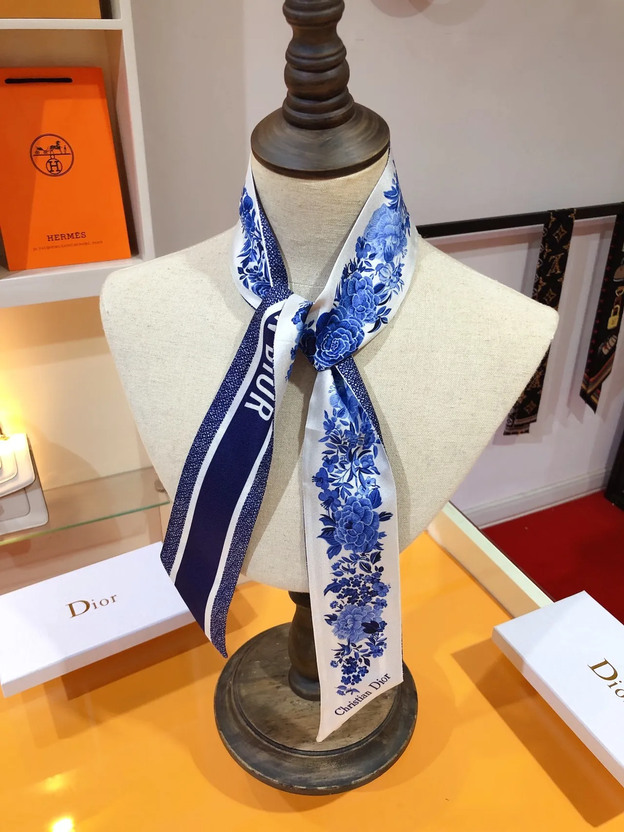 Dior Oblique Logo e lenço de seda com estampado floral azul 6