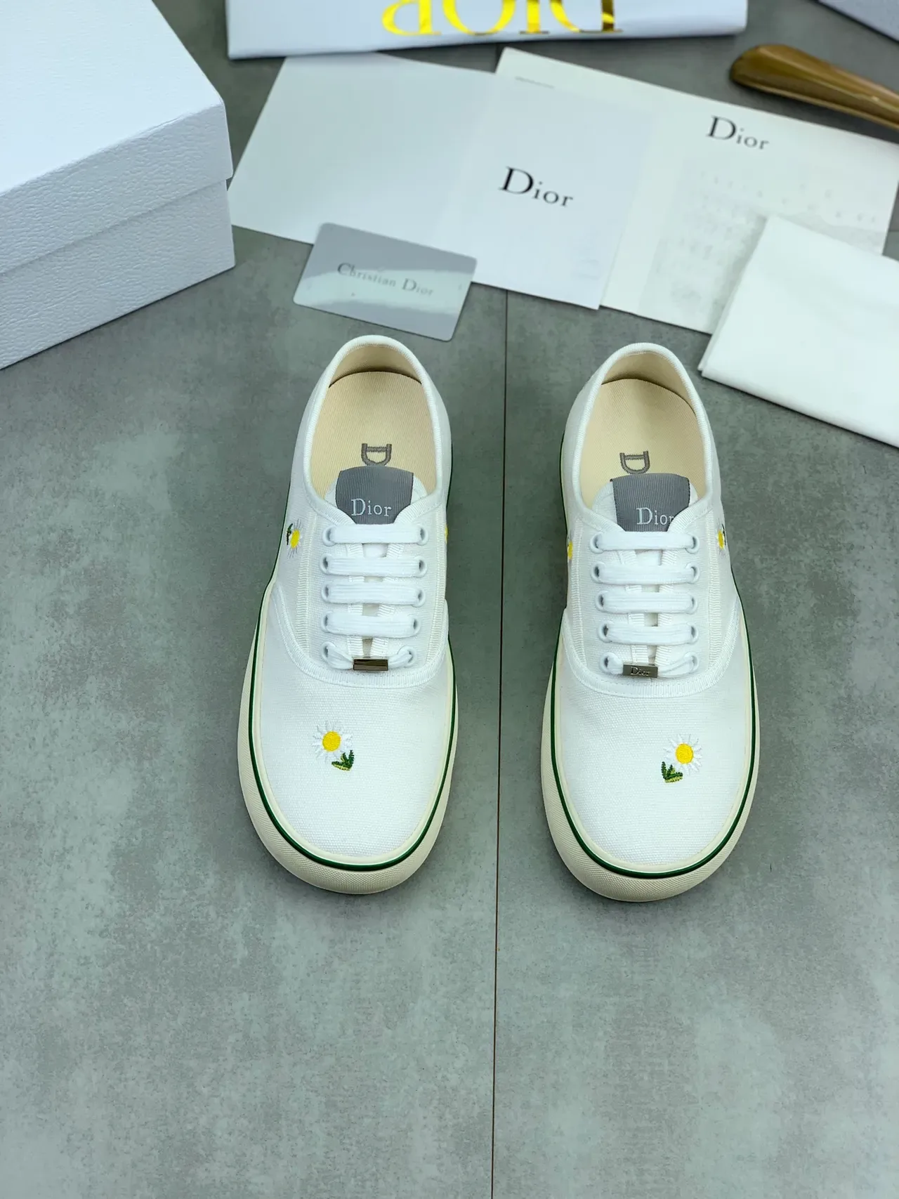 Dior tênis lifestyle branco e verde superior de canvas bordados com margaridas 4