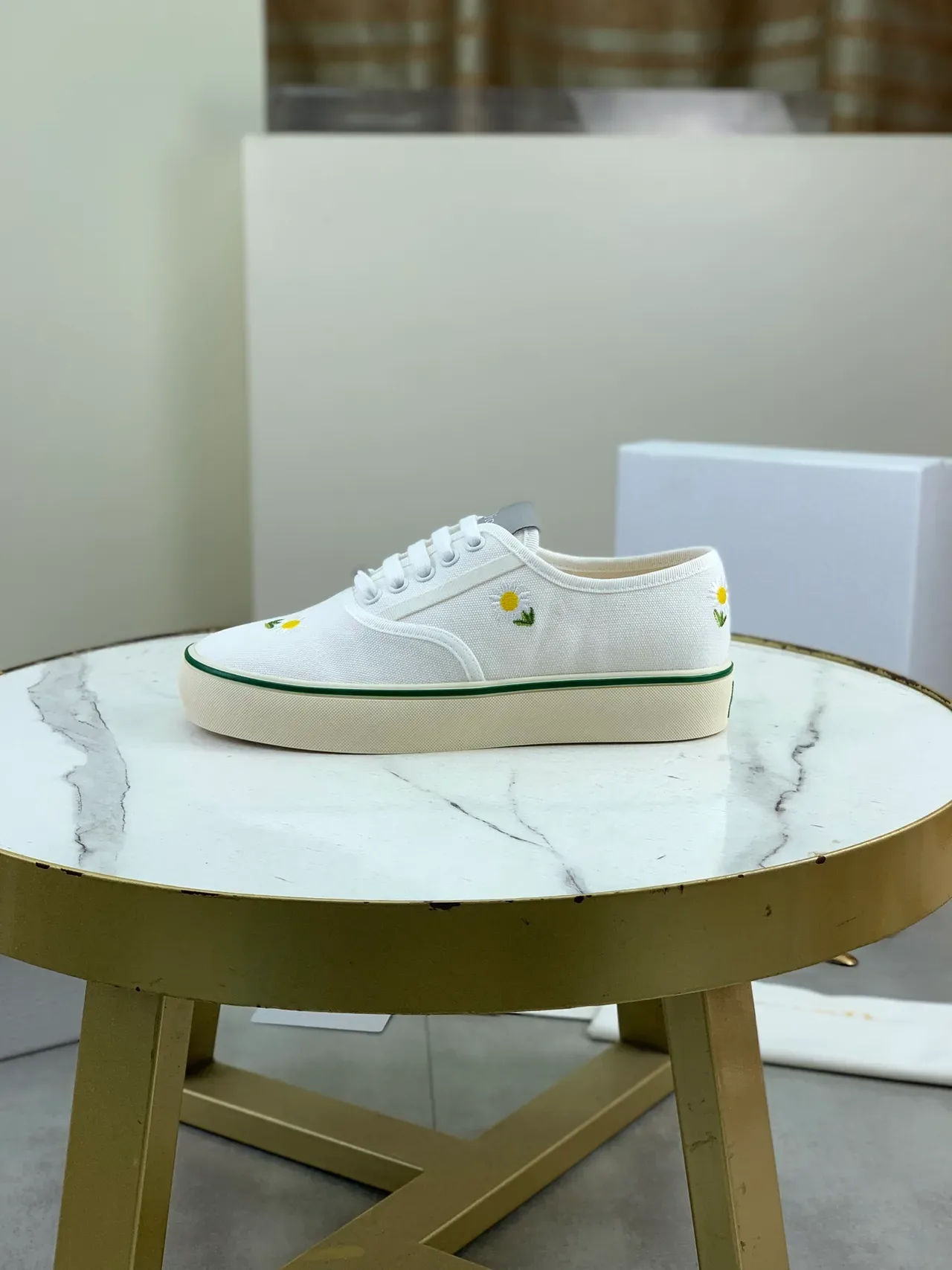 Dior tênis lifestyle branco e verde superior de canvas bordados com margaridas 5