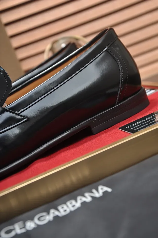 Dolce & Gabbana Portofino Negro Beige Cuero Patent Brillante Correa Metálica Logo DG Mocasín 2