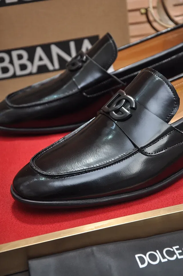 Dolce & Gabbana Portofino Negro Beige Cuero Patent Brillante Correa Metálica Logo DG Mocasín 3