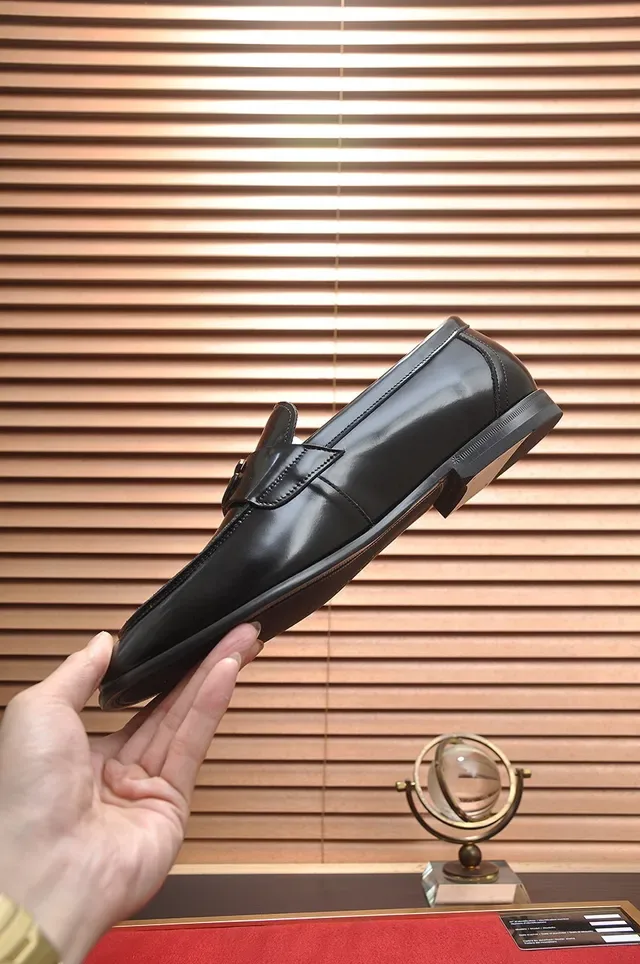 Dolce & Gabbana Portofino Negro Beige Cuero Patent Brillante Correa Metálica Logo DG Mocasín 6