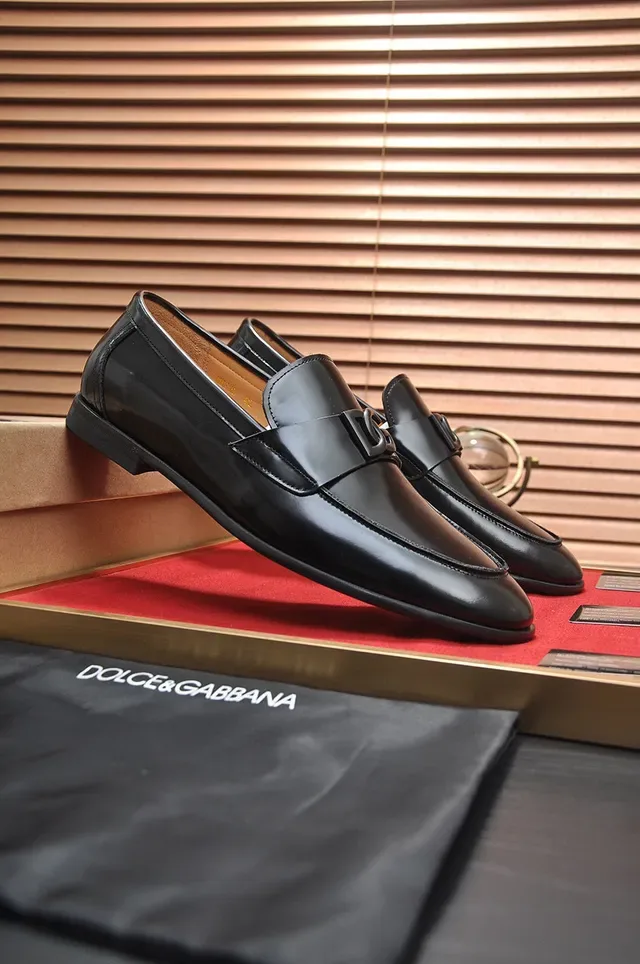 Dolce & Gabbana Portofino Negro Beige Cuero Patent Brillante Correa Metálica Logo DG Mocasín 9