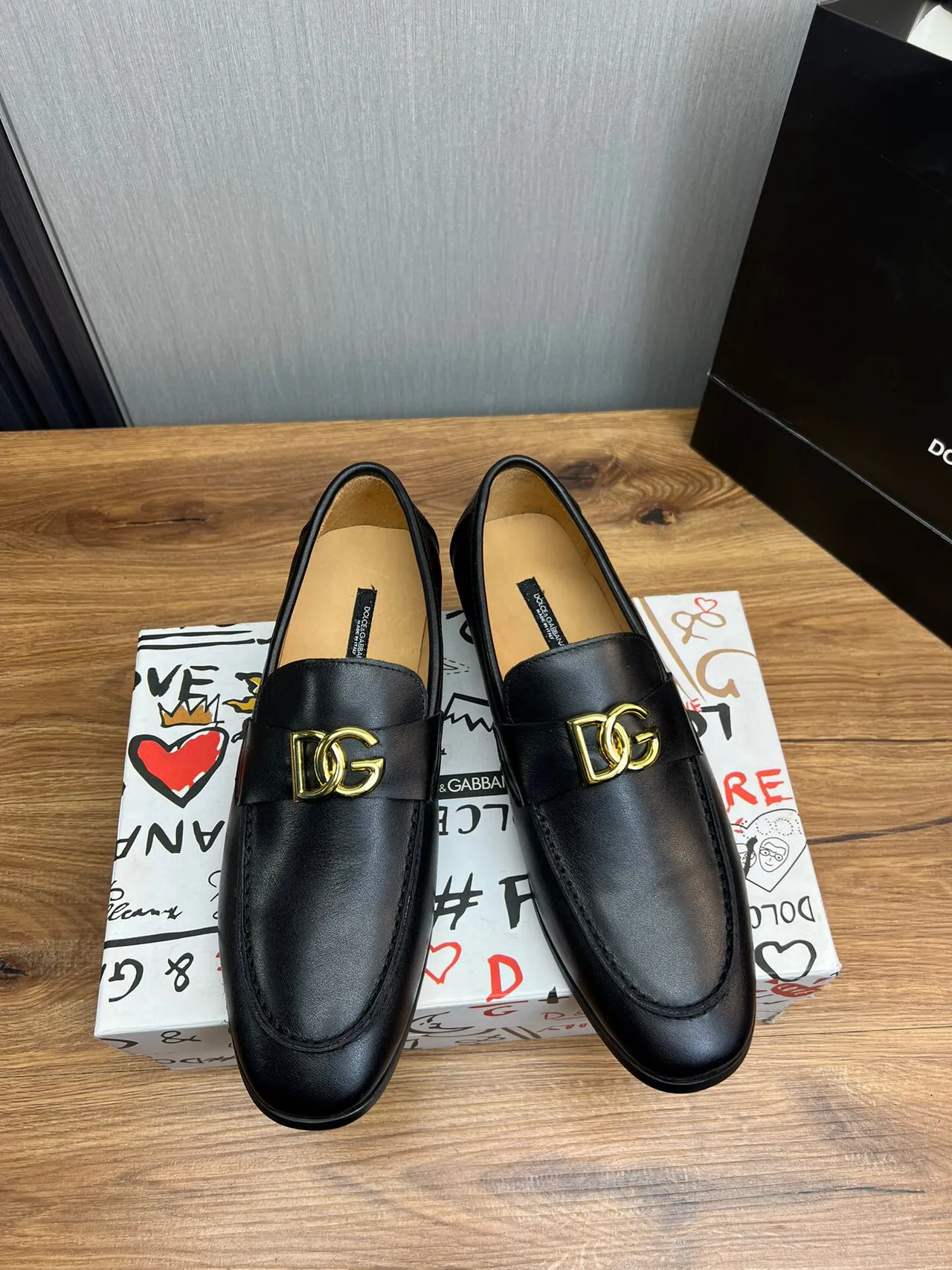 Dolce & Gabbana Portofino Cuir Noir Doré Agrafe Logo Loafer 2