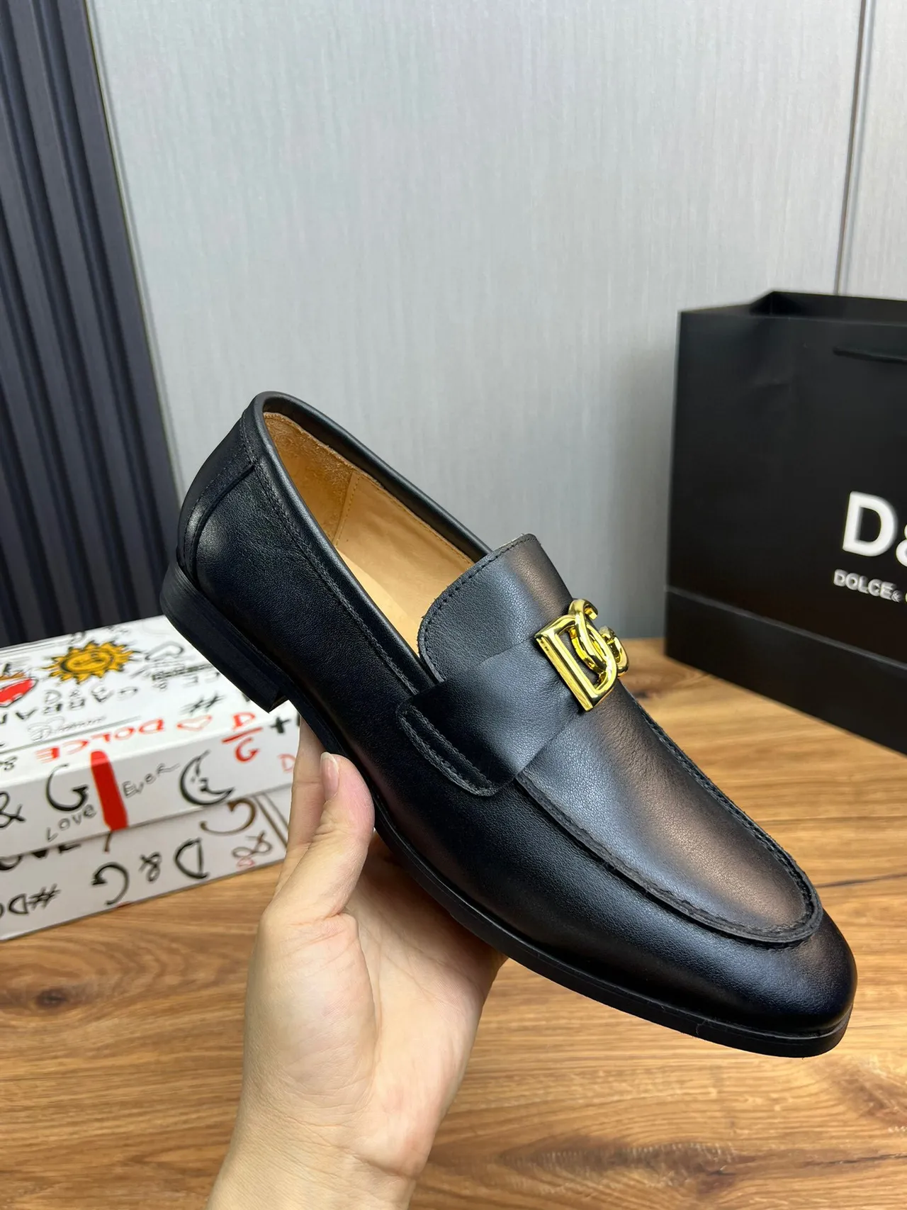 Dolce & Gabbana Portofino Cuir Noir Doré Agrafe Logo Loafer 6