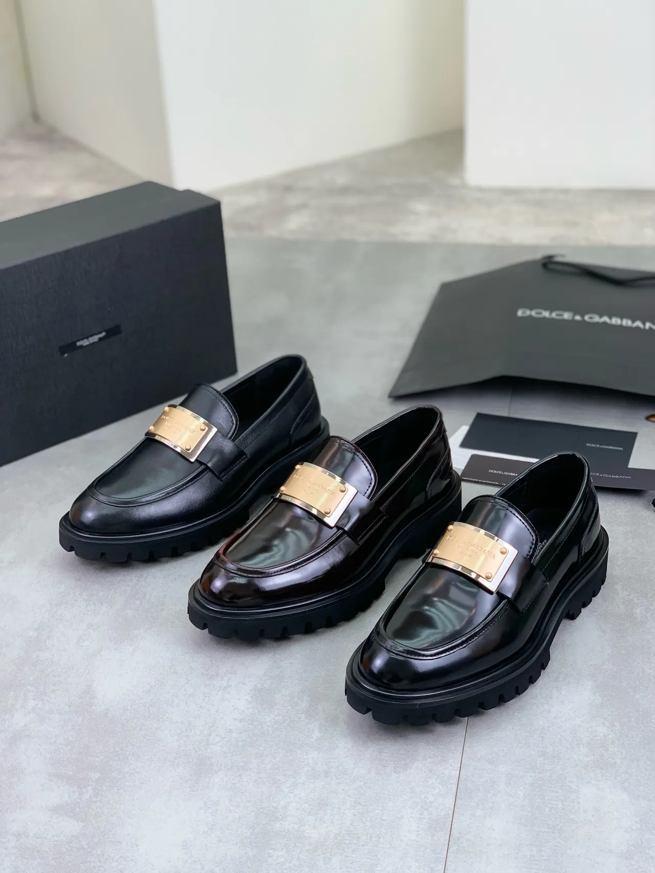 Dolce & Gabbana Portofino noir doré cuir plaque loafers 2