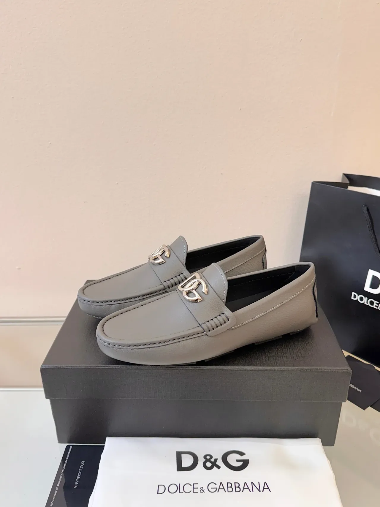 Dolce & Gabbana Portofino Moc-Toe Loafer en cuir gris et noir 2