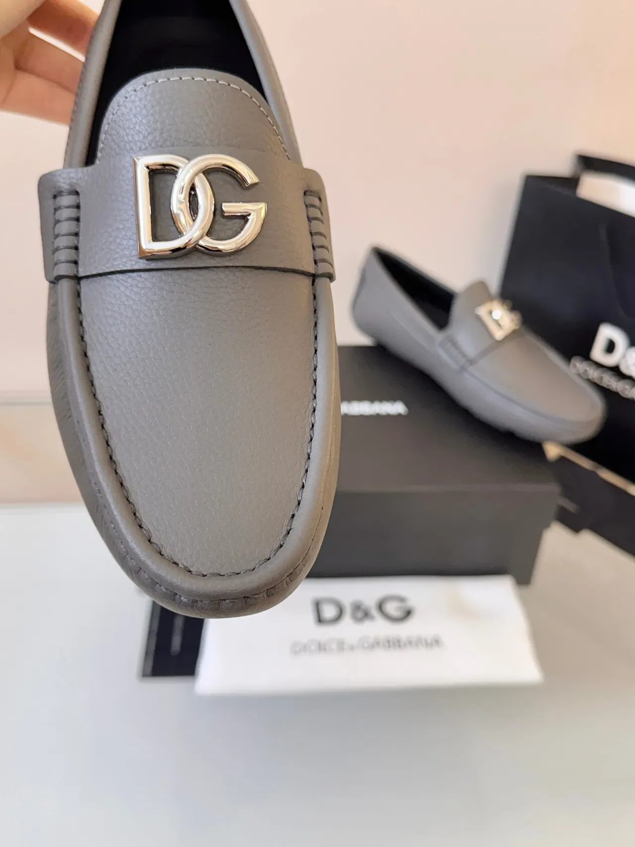Dolce & Gabbana Portofino Moc-Toe Loafer en cuir gris et noir 3