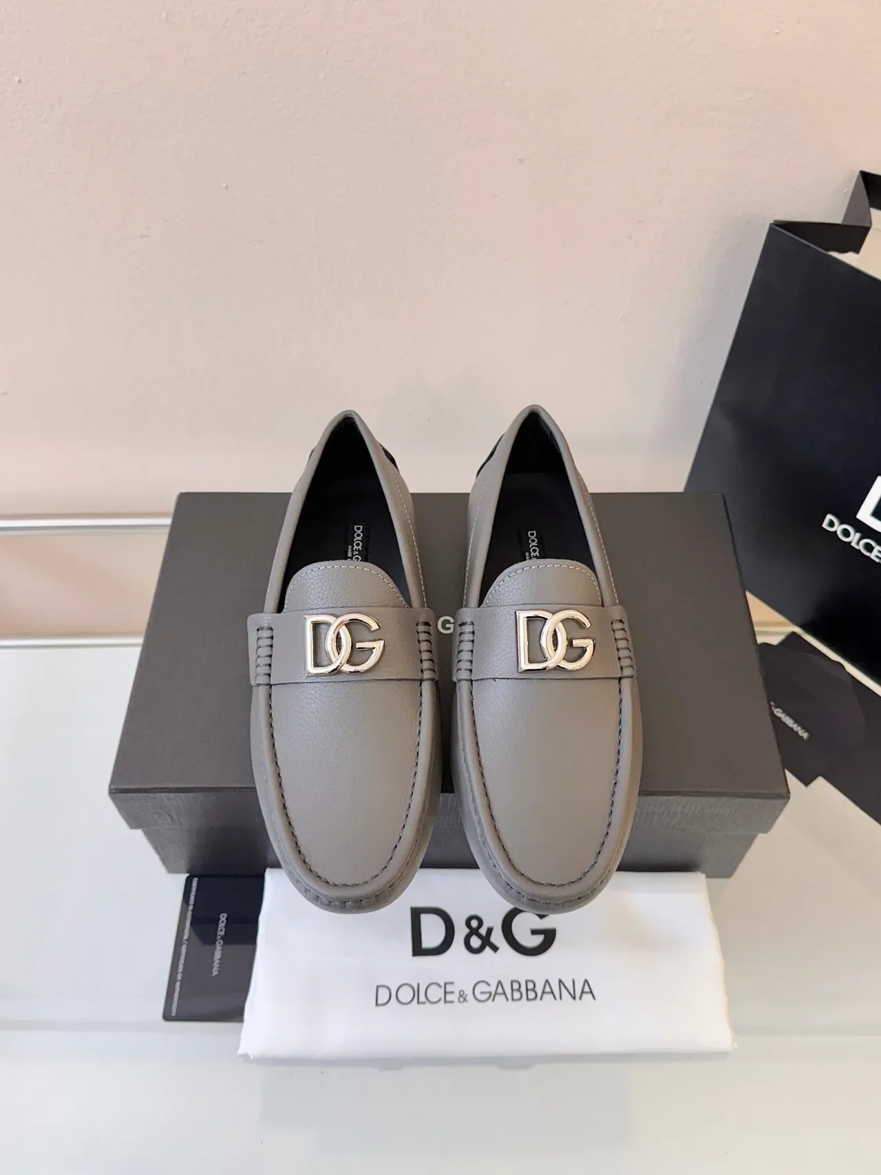 Dolce & Gabbana Portofino Moc-Toe Loafer en cuir gris et noir 6