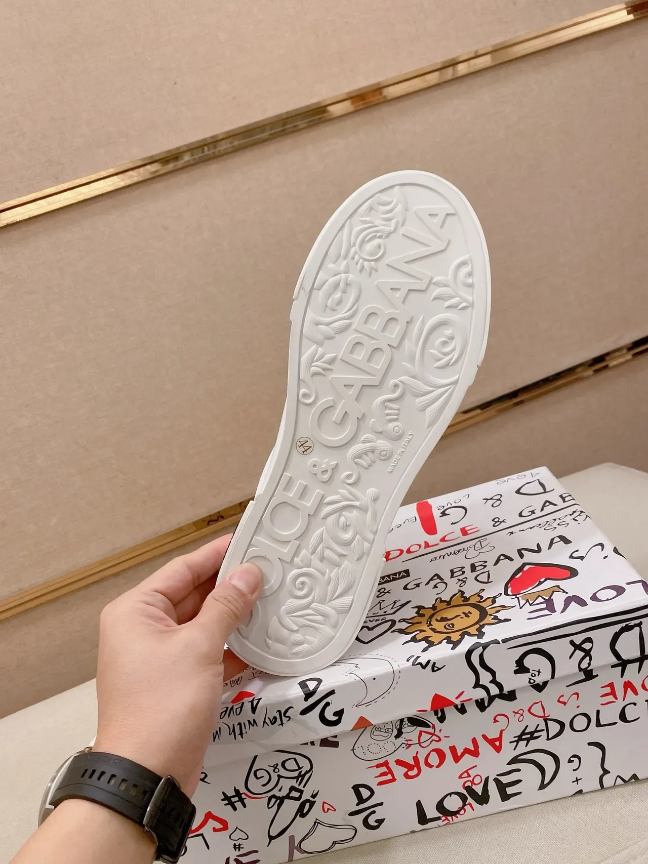 Dolce & Gabbana Tênis Lifestyle de Couro Branco e Dourado com Hardware 2