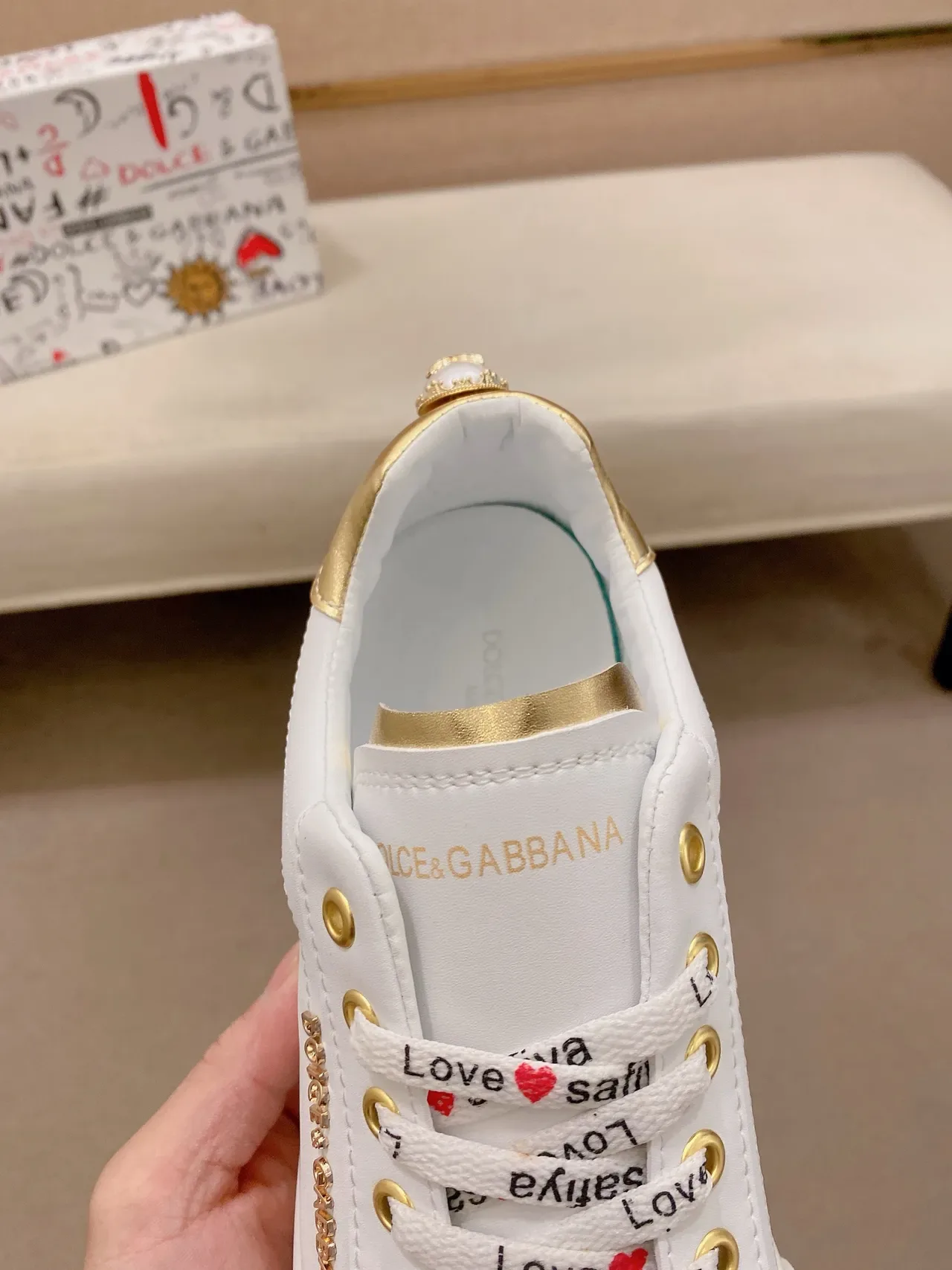 Dolce & Gabbana Tênis Lifestyle de Couro Branco e Dourado com Hardware 4