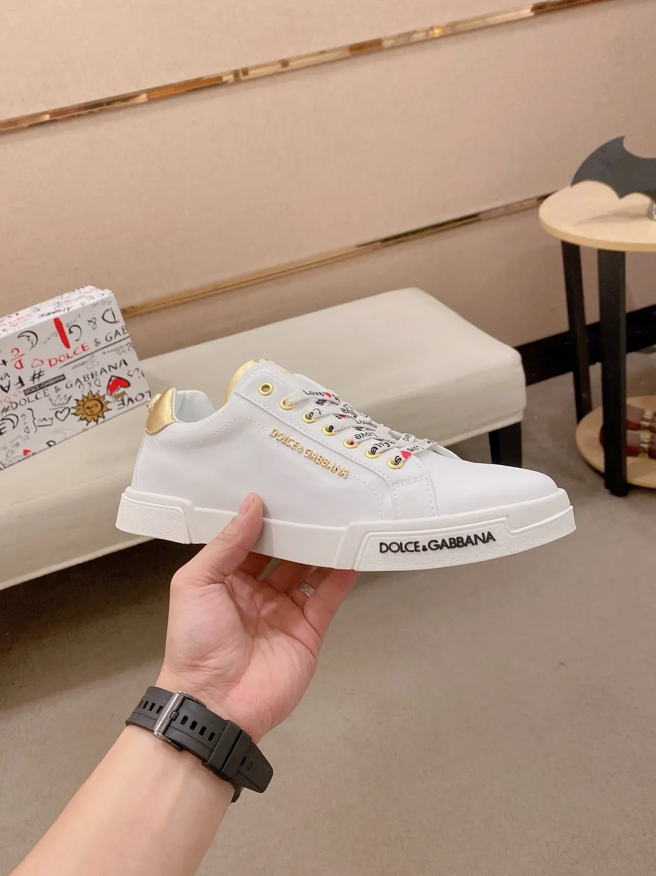 Dolce & Gabbana Tênis Lifestyle de Couro Branco e Dourado com Hardware 5