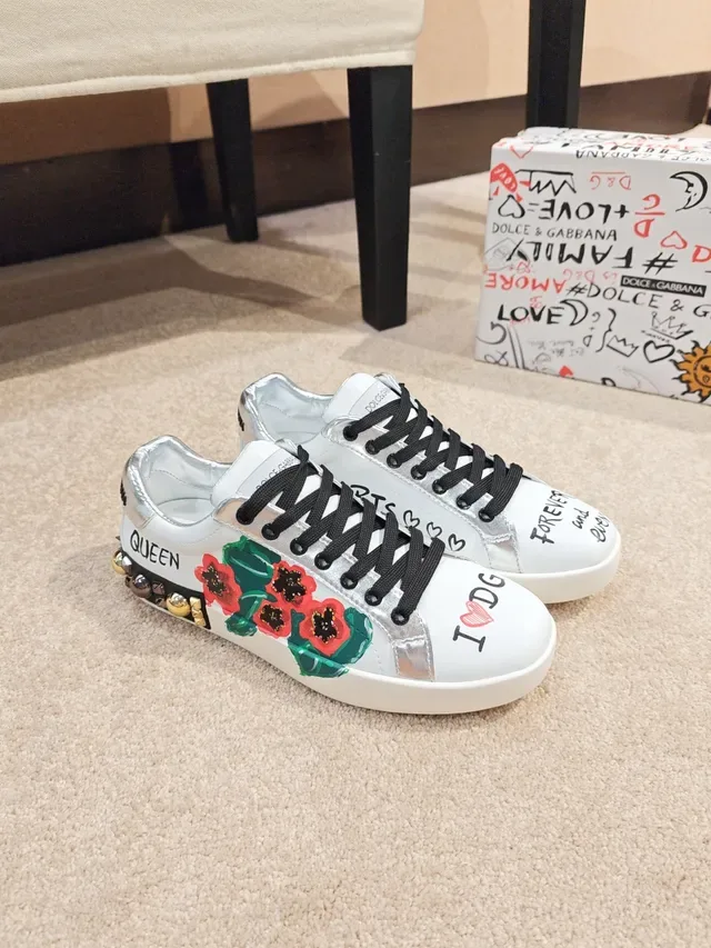 Dolce & Gabbana Sneakers Lifestyle Blanc Multicolore Motif Floral Peint à la main Style Graffiti Texte 4
