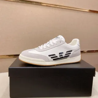 Emporio Armani Baskets lifestyle basses à panneaux en suédé et cuir blanc gris