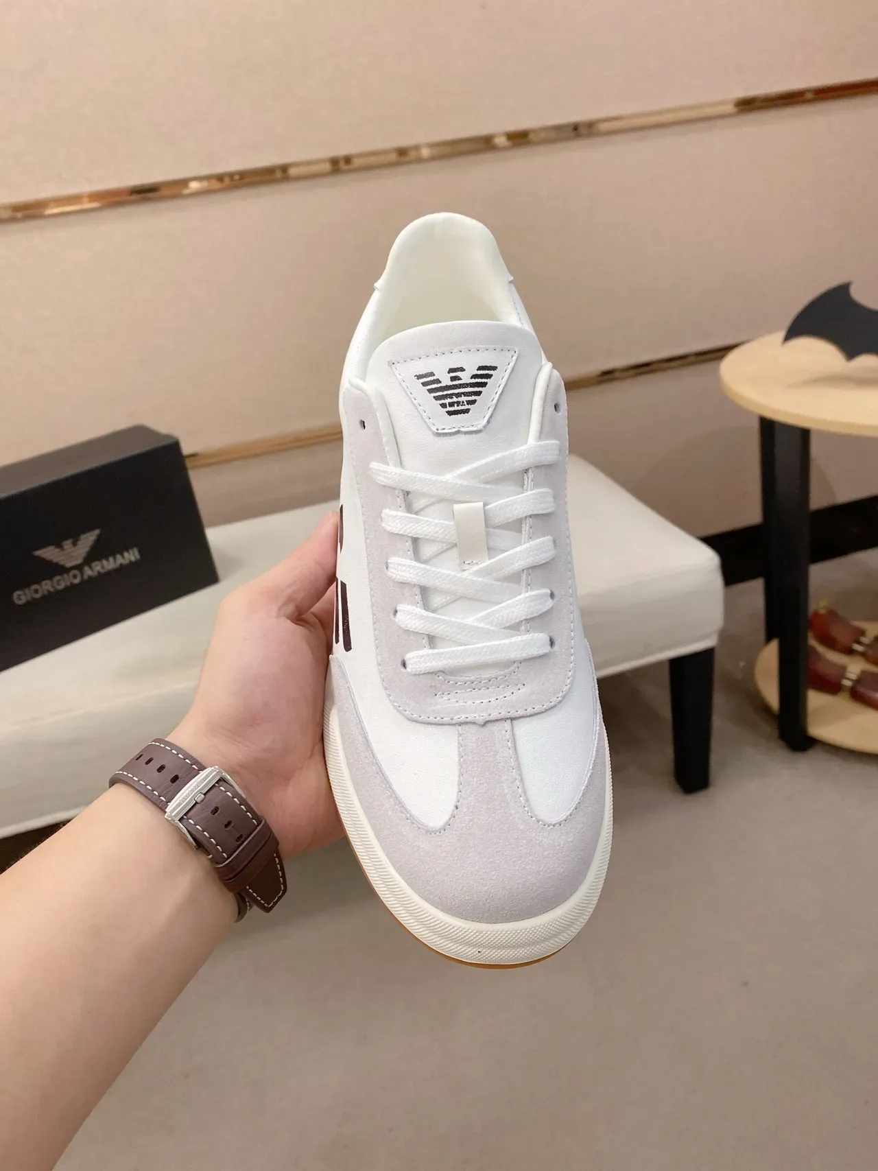 Emporio Armani حذاء رياضي أبيض رمادي منخفض الارتفاع من السويد والجلد بانيل أسلوب الحياة 2