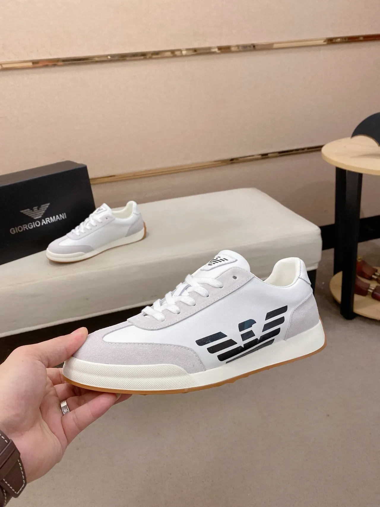 Emporio Armani حذاء رياضي أبيض رمادي منخفض الارتفاع من السويد والجلد بانيل أسلوب الحياة 3