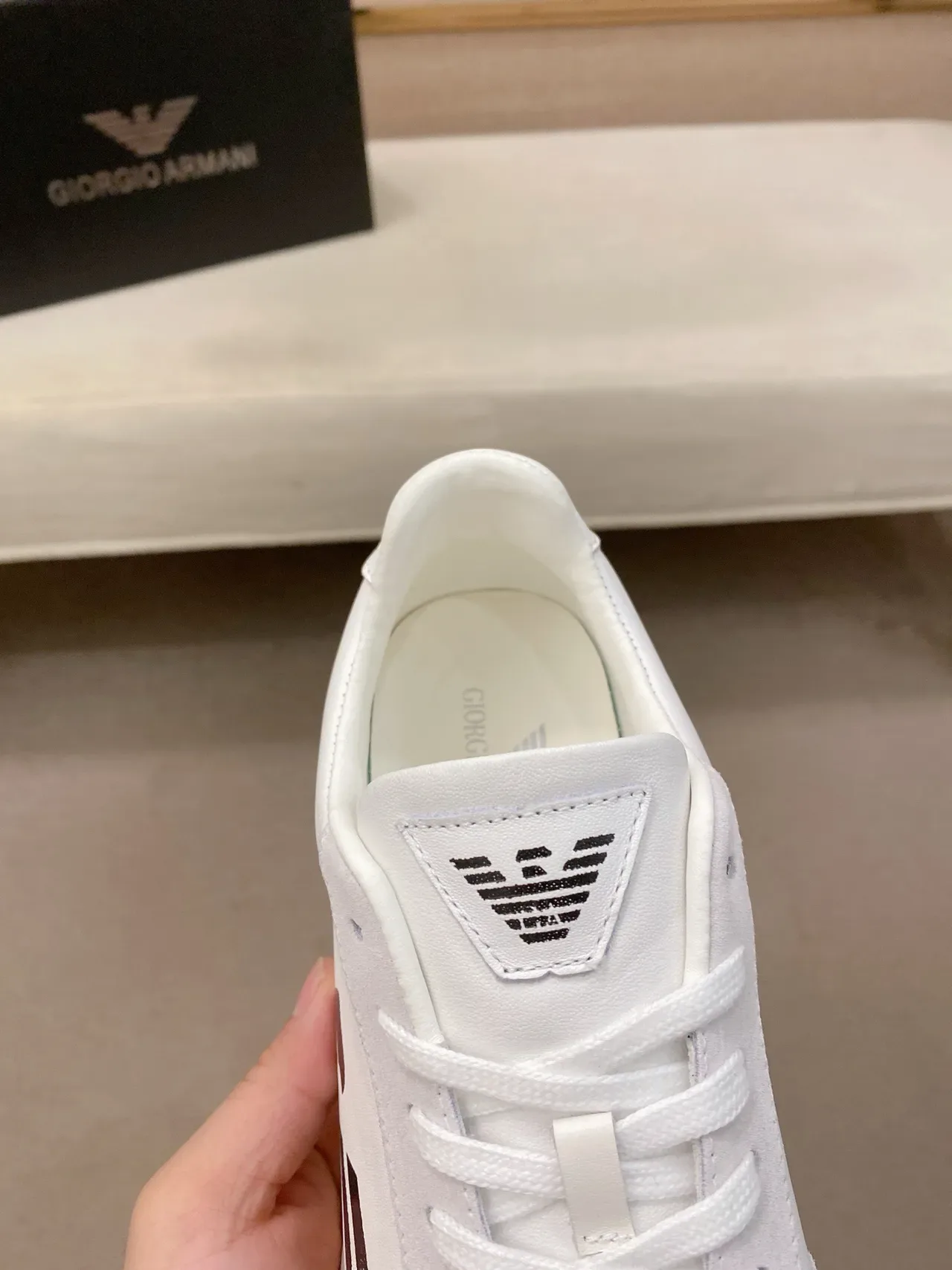 Emporio Armani حذاء رياضي أبيض رمادي منخفض الارتفاع من السويد والجلد بانيل أسلوب الحياة 6