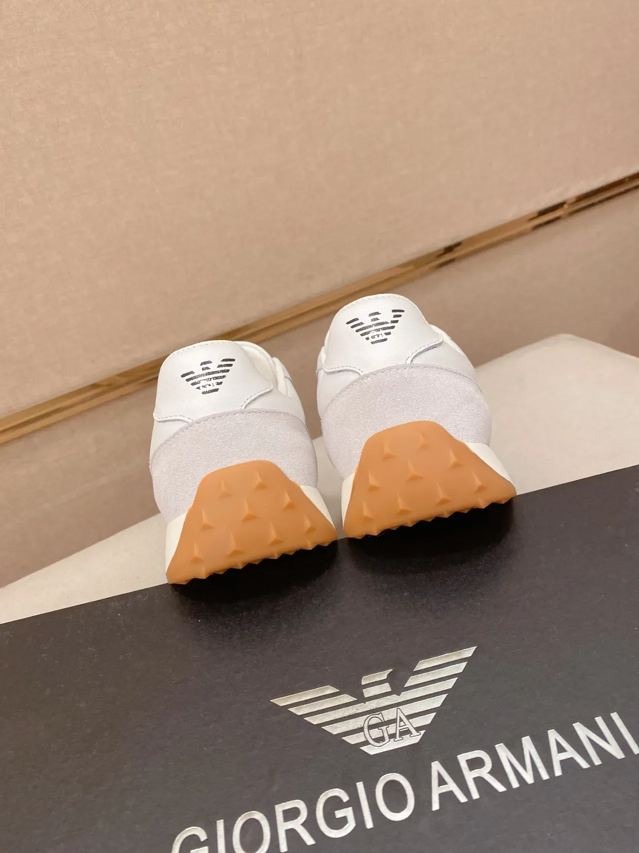 Emporio Armani حذاء رياضي أبيض رمادي منخفض الارتفاع من السويد والجلد بانيل أسلوب الحياة 8