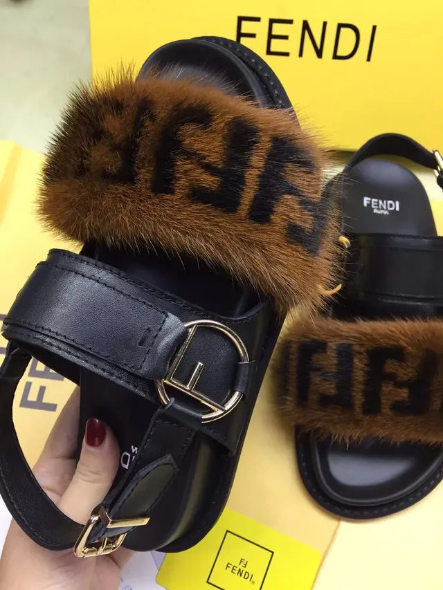 Fendi Sandalias Casuales Monogramadas con Forro de Piel Marrón y Negro 2