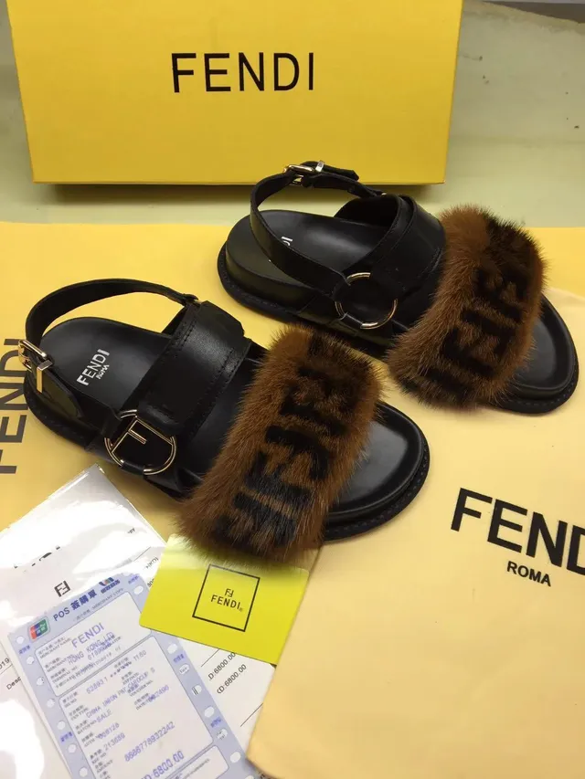 Fendi Sandalias Casuales Monogramadas con Forro de Piel Marrón y Negro 3