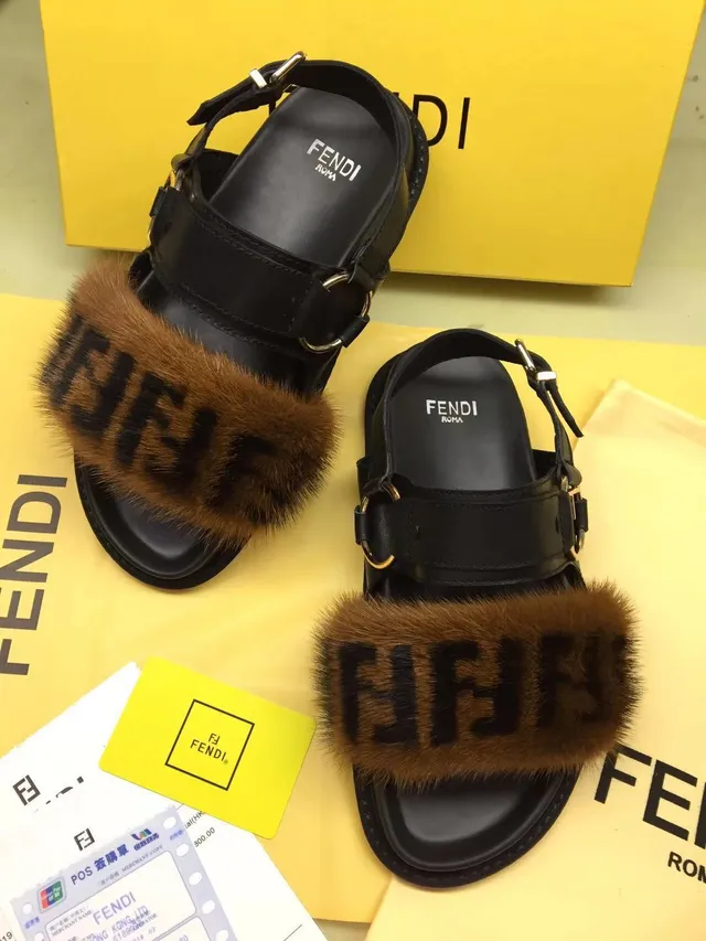 Fendi Sandalias Casuales Monogramadas con Forro de Piel Marrón y Negro 4