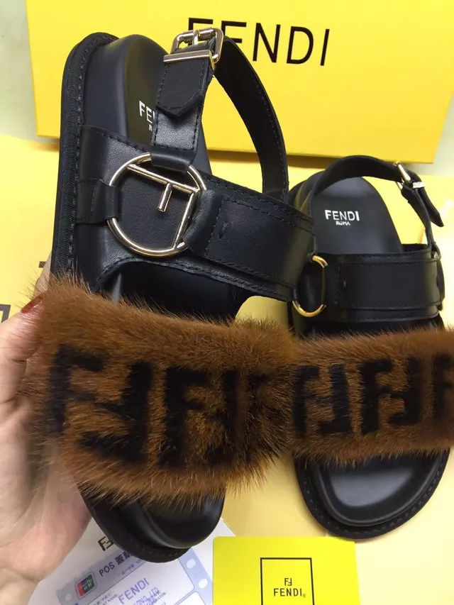 Fendi Sandalias Casuales Monogramadas con Forro de Piel Marrón y Negro 5