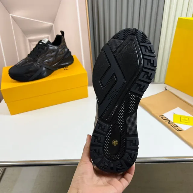 Fendi Sneakers Chunky Noires et Brunes en Caoutchouc Sculpté avec Découpes Organiques 2