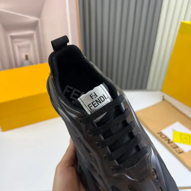 Fendi Sneakers Chunky Noires et Brunes en Caoutchouc Sculpté avec Découpes Organiques 3