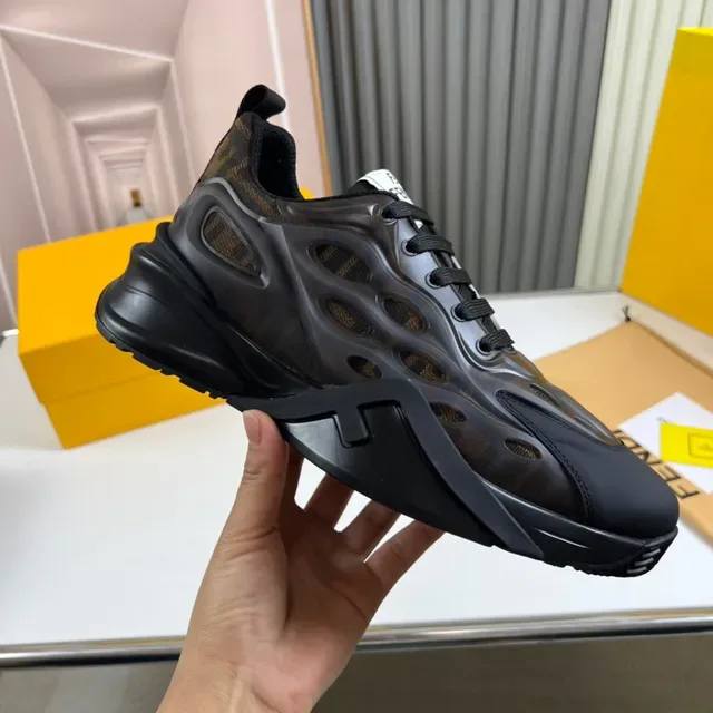 Fendi Sneakers Chunky Noires et Brunes en Caoutchouc Sculpté avec Découpes Organiques 4