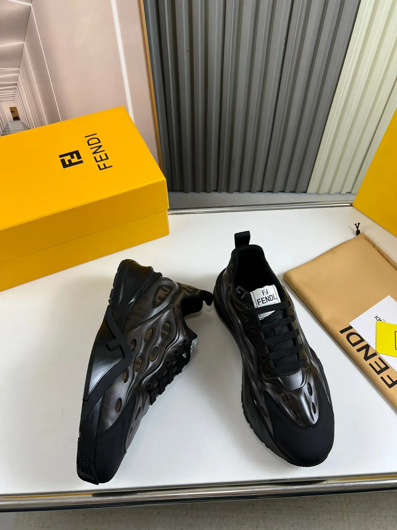 Fendi Sneakers Chunky Noires et Brunes en Caoutchouc Sculpté avec Découpes Organiques 5
