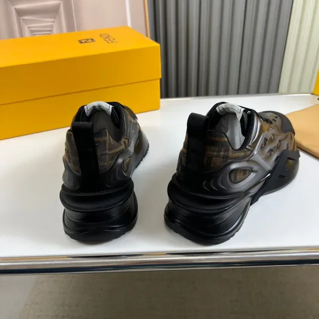 Fendi Sneakers Chunky Noires et Brunes en Caoutchouc Sculpté avec Découpes Organiques 6