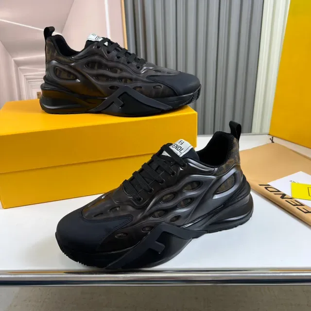 Fendi Sneakers Chunky Noires et Brunes en Caoutchouc Sculpté avec Découpes Organiques 7