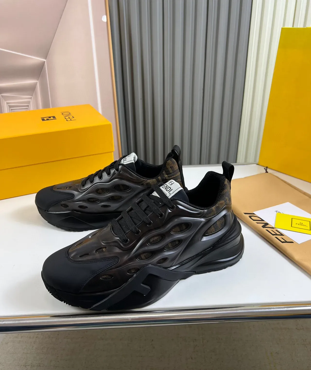 Fendi Sneakers Chunky Noires et Brunes en Caoutchouc Sculpté avec Découpes Organiques 8