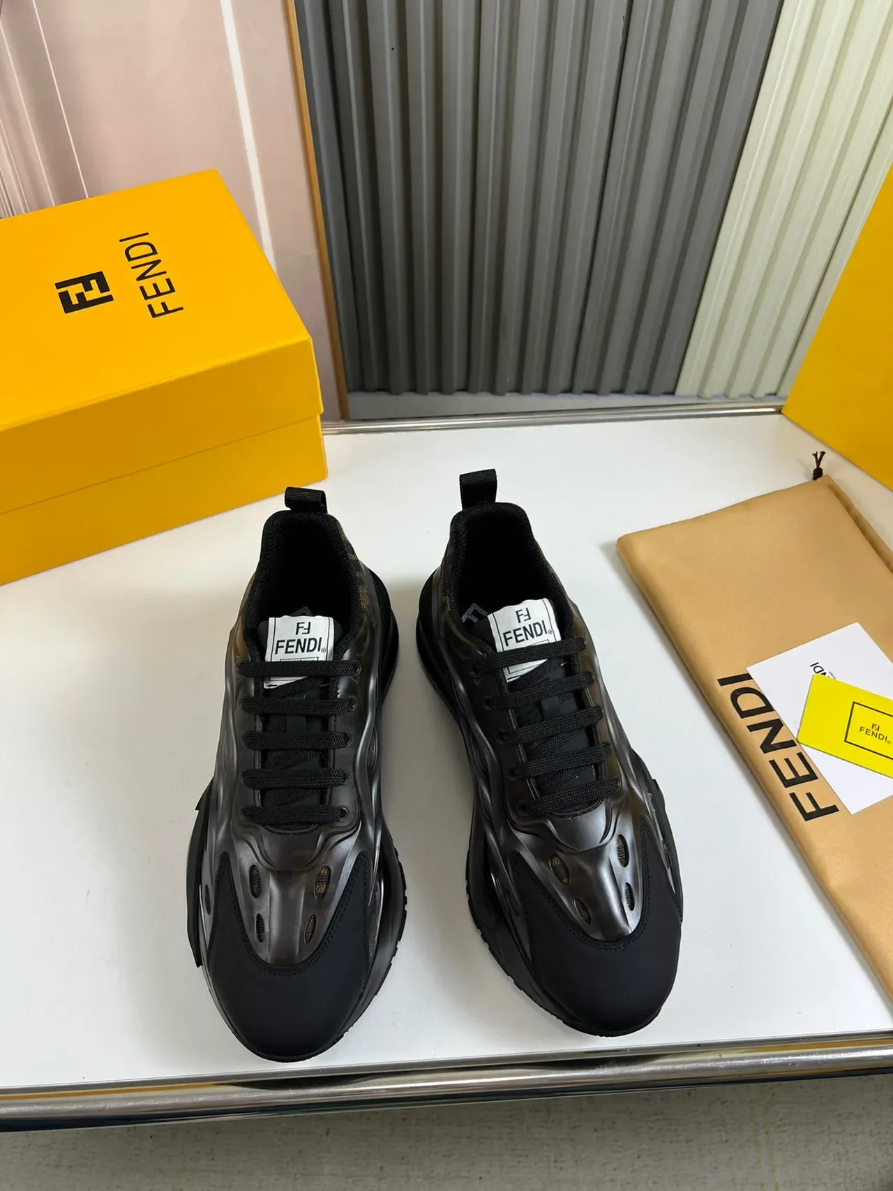 Fendi Sneakers Chunky Noires et Brunes en Caoutchouc Sculpté avec Découpes Organiques 9
