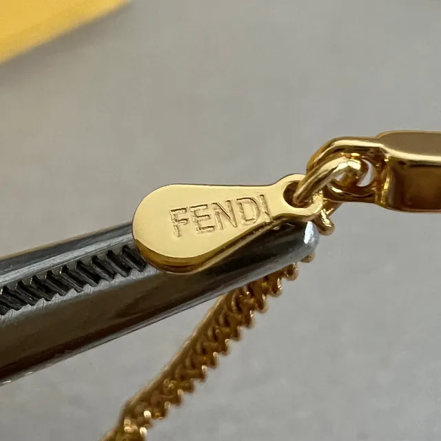 Fendi Motif Oreille de Chat Bracelet Ouvert Doré Cristal 2