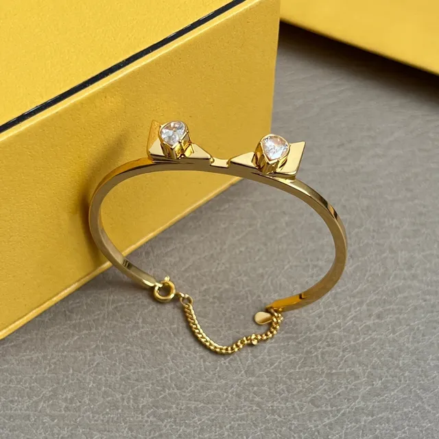Fendi Motif Oreille de Chat Bracelet Ouvert Doré Cristal 3