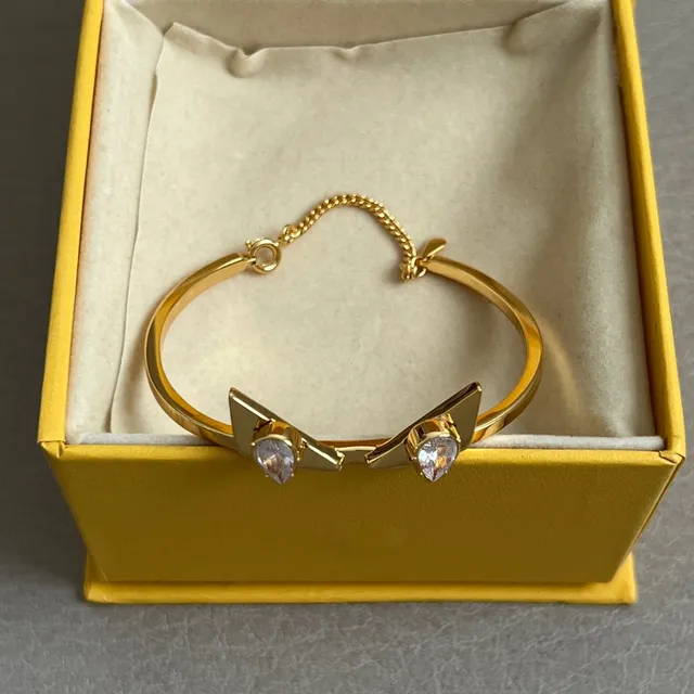 Fendi Motif Oreille de Chat Bracelet Ouvert Doré Cristal 4